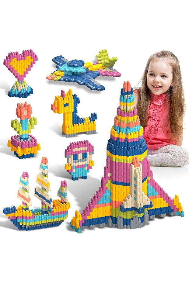 PlayBlock 100'lü inşa seti ile yapılan renkli yapılar ve mutlu bir çocuk.