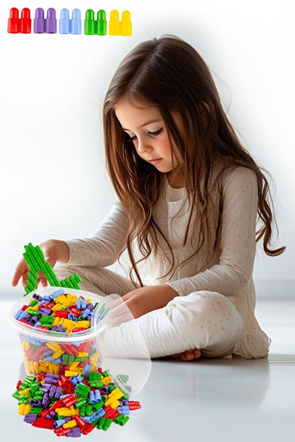PlayBlock 100'lü inşa seti, renkli bloklarla oynayan küçük kız, yaratıcı inşa etme seti.